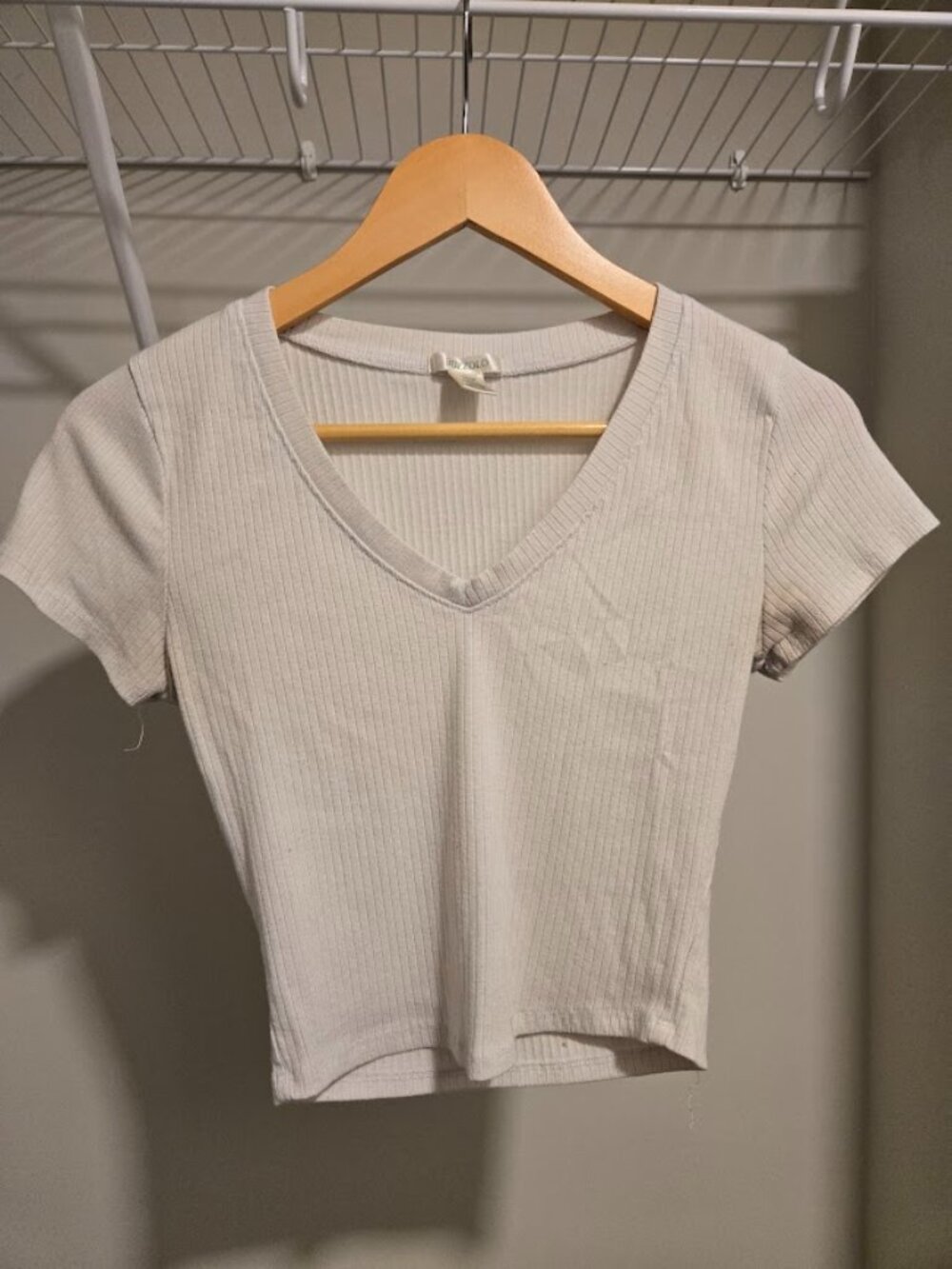 Bozzolo White Ribbed V-Neck Crop Tee Size M